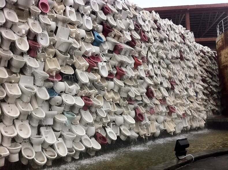 

Sebuah air mancur dibangun dari 10.000 toilet daur ulang