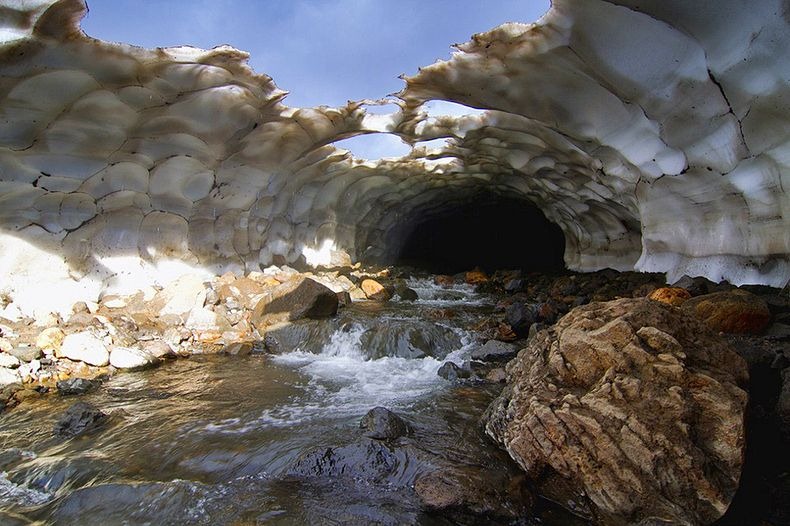 kamchatka-ice-tunnel-16