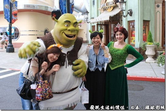 日本-環球影城，詼諧的史瑞克正在捉弄遊客，一旁的公主笑臉迎人的與遊客合影。