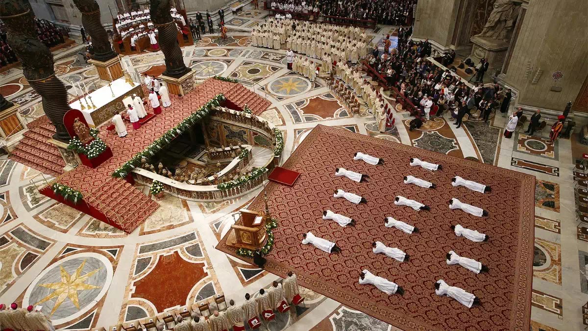 Các tân chức nằm úp mặt trên nền nhà trong một lễ nghi phong chức do giáo hoàng Phanxicô chủ sự, tại Vương cung Thánh đường thánh Phêrô, Vatican, 22 Tháng Tư, 2018.