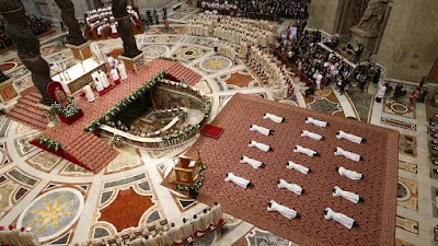 Các tân chức nằm úp mặt trên nền nhà trong một lễ nghi phong chức do giáo hoàng Phanxicô chủ sự, tại Vương cung Thánh đường thánh Phêrô, Vatican, 22 Tháng Tư, 2018.