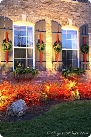 traditional outdoor holiday decor