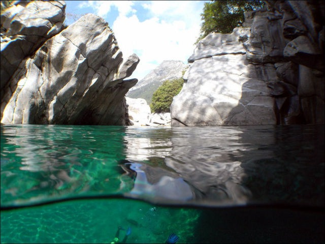[incredibly_clear_waters_of_the_verzasca_river_640_04%255B3%255D.jpg]