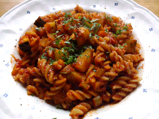 whatmyboyfriendcookedtoday: Spirelli mit Tomaten-Gemüse-Sauce