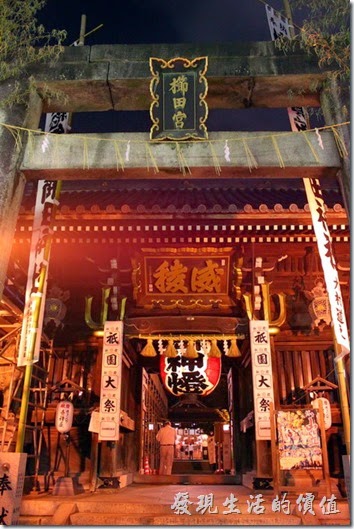 日本北九州-博多總鎮守櫛田神社的正門。