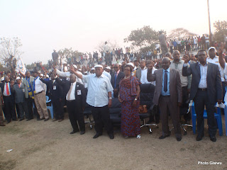 En avant-plan, Etienne Tshisekedi en chemise et bonnet blancs, accompagné de sa femme et des cadres de la fédération Katangaise de l'UDPS, lors de son meeting à Lubumbashi ce 30/07/2011