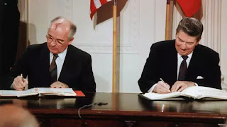 Gorbachov và Reagan ký hiệp ước hạt nhân INF, mở ra thời kỳ hoà bình giữa 2 cường quốc. Gorbachov và Reagan ký hiệp ước hạt nhân INF, mở ra thời kỳ hoà bình giữa 2 cường quốc.