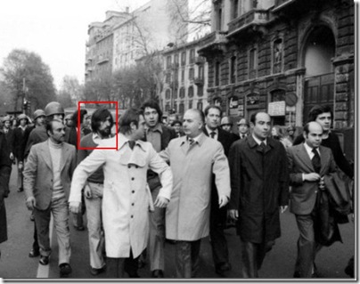Era il 12 aprile 1973, una delegazione dell’ Msi ricevuta in prefettura: con Franco Servello e Ciccio Franco, anche un giovanissimo Ignazio La Russa, il secondo da sinistra (nella foto sopra), con la barba e i capelli lunghi .. da li a poco nasceranno gli scontri e verranno lanciate due bombe a mano! Muore un agente di polizia. (Foto Corriere.it). Nelle altre due foto c’è la prima pagina de La Stampa di domenica del 22 aprile 1973, che aveva indicato Ignazio La Russa tra i “responsabili morali” del lancio della bomba che costò la vita all’agente. Sempre per questa vicenda finì in carcere il fratello dell’attuale ministro della Difesa, Romano La Russa. 
