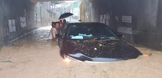 Chiếc ô tô bị mắc kẹt tại khu vực cống chui đường tàu (Xóm Còi). Chiếc ô tô bị mắc kẹt tại khu vực cống chui đường tàu (Xóm Còi).