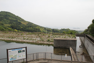 展望台よりダム湖側の堤体と三河湾を望む