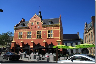 旧市庁舎、今はカフェ、レストランになっている。