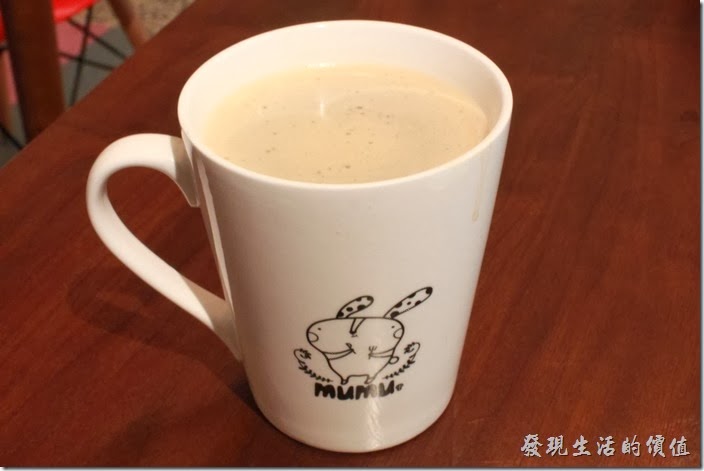 台南-mumu小客廳早午餐。這杯是黑咖啡，馬克杯上有munu的圖案。咖啡的味道極淡。