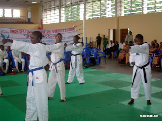 Démonstration de l’équipe nationale dame de la RDC de Taekwondo, lors d’une journée consacrée  à la femme sportive congolaise. Radio Okapi/ Ph. Nana Mbala