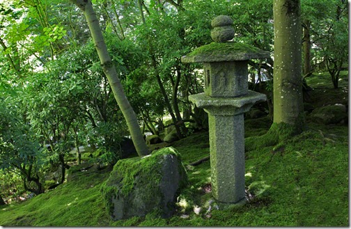100726_Portland_Japanese_Garden_Strolling_Garden_pedestal_lantern_02