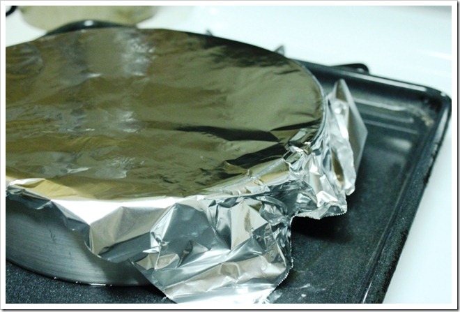 baking a flan in a pan covered with aluminum foil