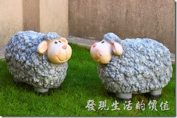 台南-L B_Coffee綠色咖啡廳。空中花園有三隻小綿羊，點綴單調的草皮。
