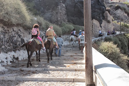 03. Calare pe magari in Santorini.JPG