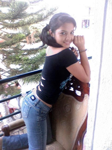 pantalon de mezclilla ajustado al culo