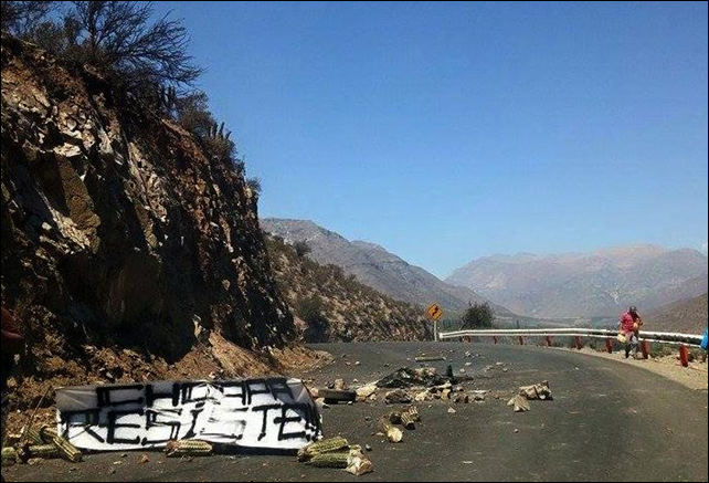 A sign reads, 'Choapa Resiste!'. Eight people were injured on 4 March 2015 as police violently cracked down on hundreds of protesters demanding a solution to the environmental crisis caused by the Los Pelambres copper mine in Chile. Photo: El Ciudadano