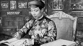 Hoàng đế thứ 12 của triều Nguyễn, Khải Định trong cuốn 'The Peoples of All Nations, Their Life Today and the Story of Their Past, tập I' do JA Hammerton biên soạn và xuất bản ở London năm 1922 Hoàng đế thứ 12 của triều Nguyễn, Khải Định trong cuốn 'The Peoples of All Nations, Their Life Today and the Story of Their Past, tập I' do JA Hammerton biên soạn và xuất bản ở London năm 1922