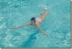7649316-la-chica-de-deportes-nada-en-la-piscina