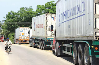 Xe tải nối nhau chở nông sản qua cửa khẩu sang Trung Quốc.