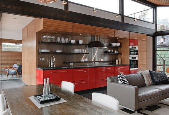 Diseño de plan abierto cocina con gabinetes de color rojo