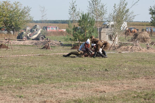 Sanitariuszki udzielają rannemu pomocy. Na jednego poszkodowanego 4 Halinki. IMG_7727.jpg