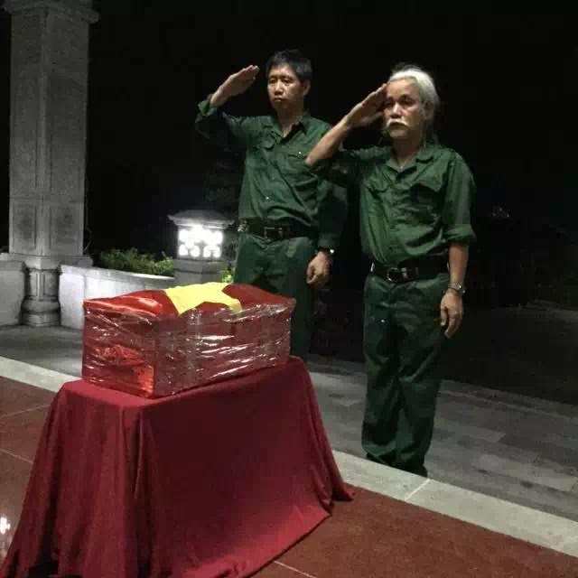 Lễ cải táng liệt sỹ Phạm Xuân Minh, em trai nhà phê bình văn học Phạm Xuân Nguyên, do gia đình và đồng đội tự tổ chức tại nghĩa trang Tây Ninh.