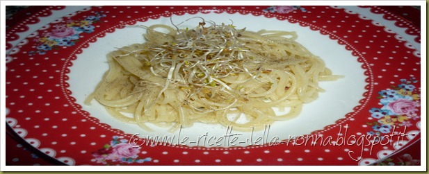 Spaghetti cacio e pepe con germogli misti (4)