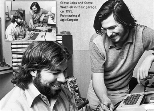 ARM 架構也與蘋果頗有淵源，1980 年代，蘋果和艾康電腦合作開發新版的 ARM 架構晶片