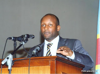 Yves Kisombe, député national, à la tribune de l'Assemblée nationale de la RDC