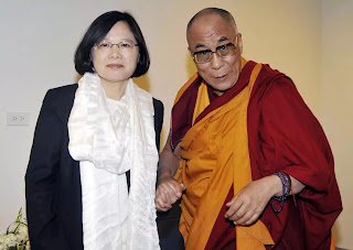 Ngài Dalai Lama cùng với bà Thái Anh Văn (Tổng thống của Trung Hoa dân quốc, theo cách gọi của người Đài Loan)