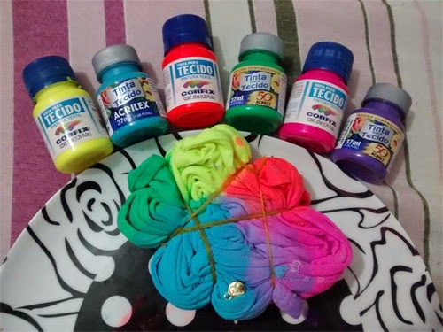 Como fazer tie dye com tinta para tecido | CUSTOMIZANDO.NET - Blog de  customização de roupas, moda, decoração e artesanato por Mariely Del Rey
