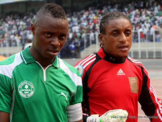 De gauche à droite, le défenseur Gladisse Bokese et le gardien de but Matampi, tous du DCMP. Radio Okapi/ Ph. John Bompengo