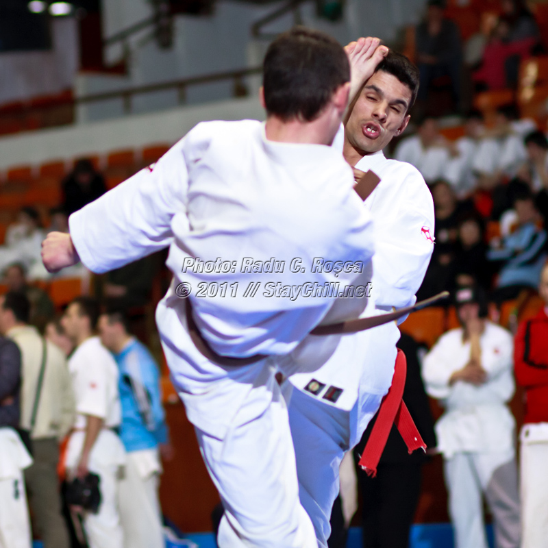 Doi sportivi se lupta in cadrul Campionatelor Nationale de Karate disputat in data de 12 martie 2011 in Sala Sporturilor din Tirgu Mures.
