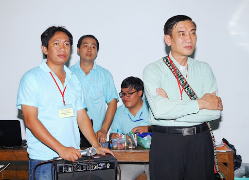Cha Phó Xứ thay mặt ban tổ chức ủy lạo các thí sinh Tiếp sức mùa thi