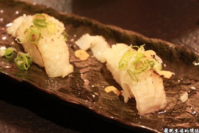 台南-花川日本料理。比目魚握壽司(推薦)，比目魚應該有漬燒過，所以看起來表面稍微有點焦黑，雖不及toro的入口即化，但魚肉真的很鮮嫩。