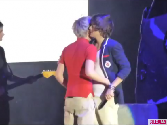 [Harry-Styles-Niall-Payne-One-Direction-bromance-moments-Youtube-580x435%255B3%255D.png]