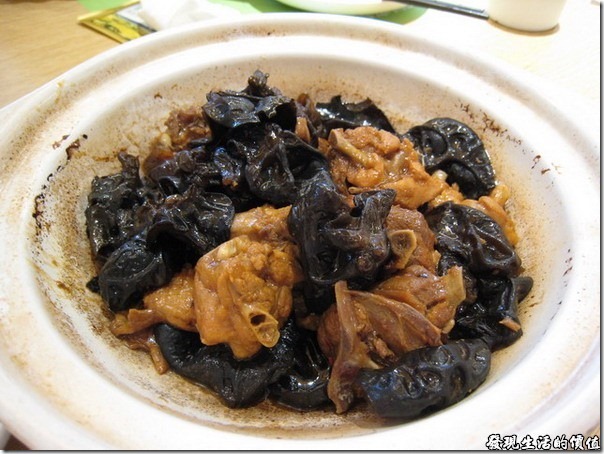 上海-西貝攸面村。木耳燜高原雞，這道菜倒是蠻特別的，我從來沒有想過木耳可以可以跟雞肉放在一起，木耳的鮮嫩配上雞肉的香甜，真的不錯吃。