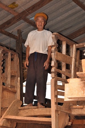 Imagini Thailanda: Batranul si inteleptul satului Akha, Thailanda