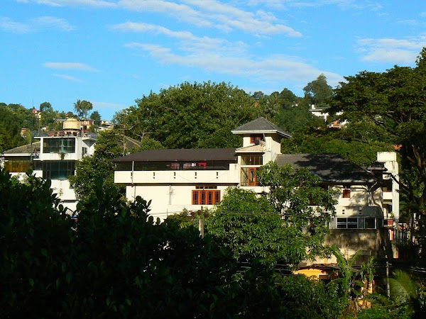 Cazare Sri Lanka: Palm Garden Guesthouse Kandy view de pe roof.JPG