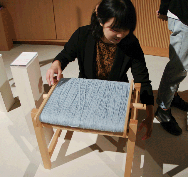 rollin' rollin'
by Hiromi MANABE/Design Soil

旧いセーターの毛糸を糸巻き機能のスツール。巻き終われば、そのまま上下を反転して座面に。