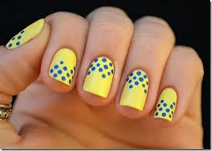 unhas decoradas en amarillo con  puntos