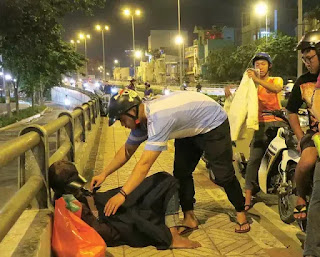 Bạn Nguyễn Tấn Tài (Gò Vấp) trao áo lạnh cho một người vô gia cư ngủ trên cầu Ông Lãnh, Q.4, Sài Gòn. Bạn Nguyễn Tấn Tài (Gò Vấp) trao áo lạnh cho một người vô gia cư ngủ trên cầu Ông Lãnh, Q.4, Sài Gòn.