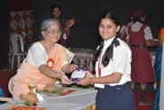 Mrs. Radhika Naik giving away prizes