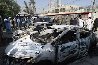 Hình ảnh 2 chiếc xe bị đốt cháy trước Lãnh sự quán Trung Quốc hôm 23/11.
