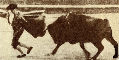 1920-04-28 Sevilla Joselito galleando a Pepelero de Gamero Cívi 001