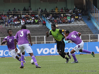 A.S. V-Club (vert-noire) contre Don Bosco (Bleu-blanc) le 16/10/2011 au stade des Martyrs à Kinshasa, score : 0-0. Radio Okapi/ Ph. John Bompengo