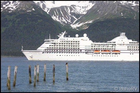 Cruise-Ship-Leaving